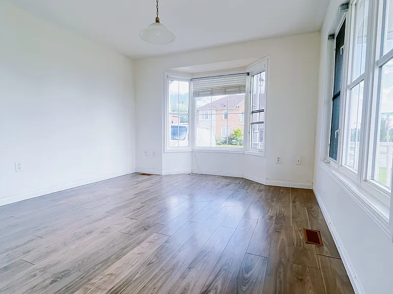 222 Dougherty Cres — Photo 3