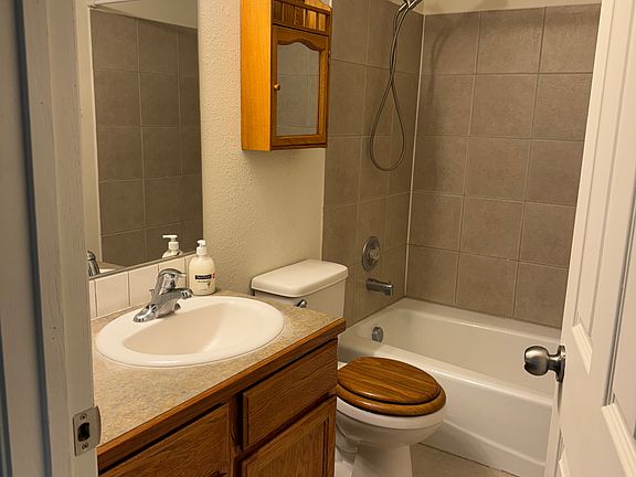 3rd image of 462 Meadowbrook Dr