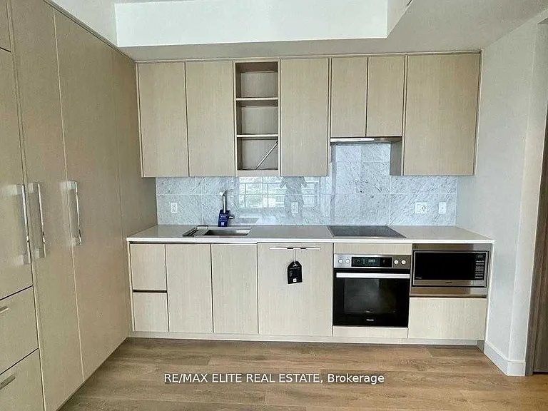 85 McMahon Dr #1502 — Photo 2