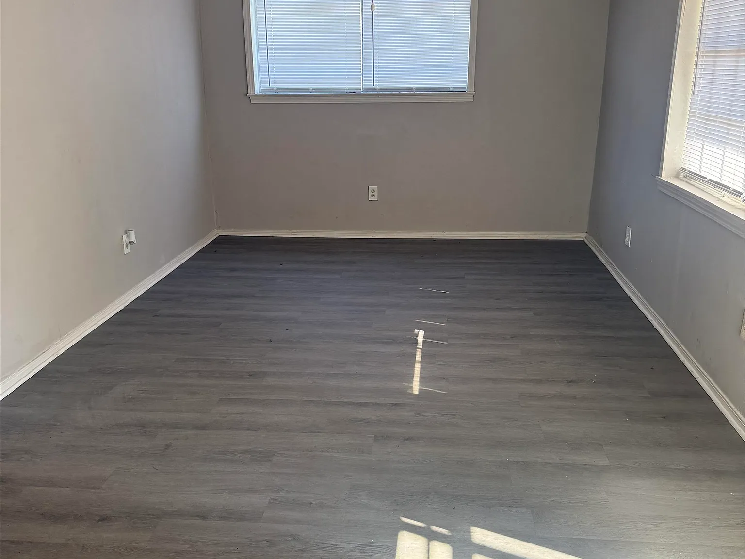 2 bed, 1.0 bath, 4324 sqft, $700 — Photo 2