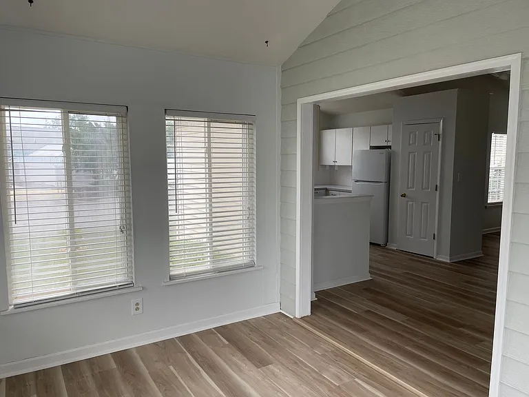 480 Saltaire Dr — Photo 16