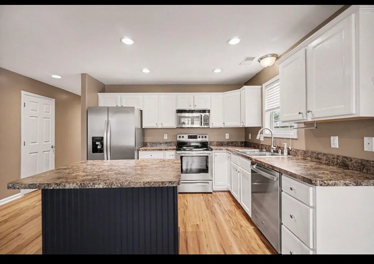 3 bed, 2.5 bath, 1410 sqft, $1,750 — Photo 2