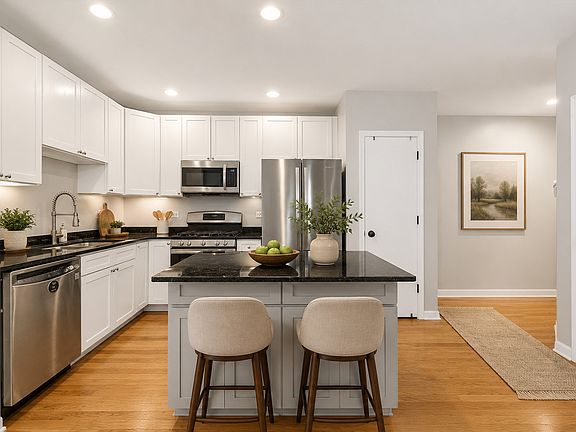 5th image of 853 W Lakeside Pl APT 1W
