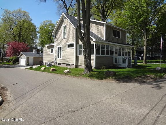 3rd image of 22283 Woodland St