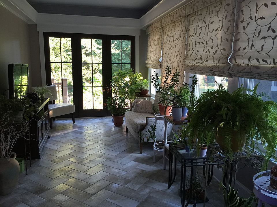 Sun room with TV & aquarium