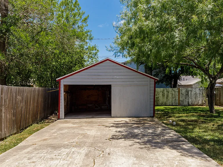 2822 Sarita St — Photo 10