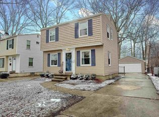 2168 Hampton Rd, Grosse Pointe Woods, MI 48236