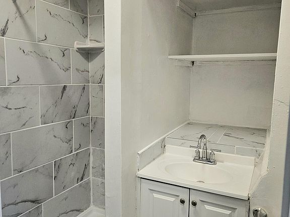5th image of 1224 N Capitol Ave