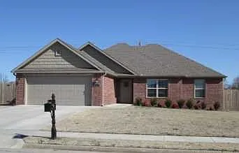 2211 Hunter Dr — Photo 1