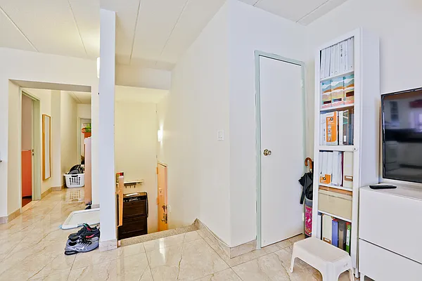 Sold by Winzone Realty Inc | media 6