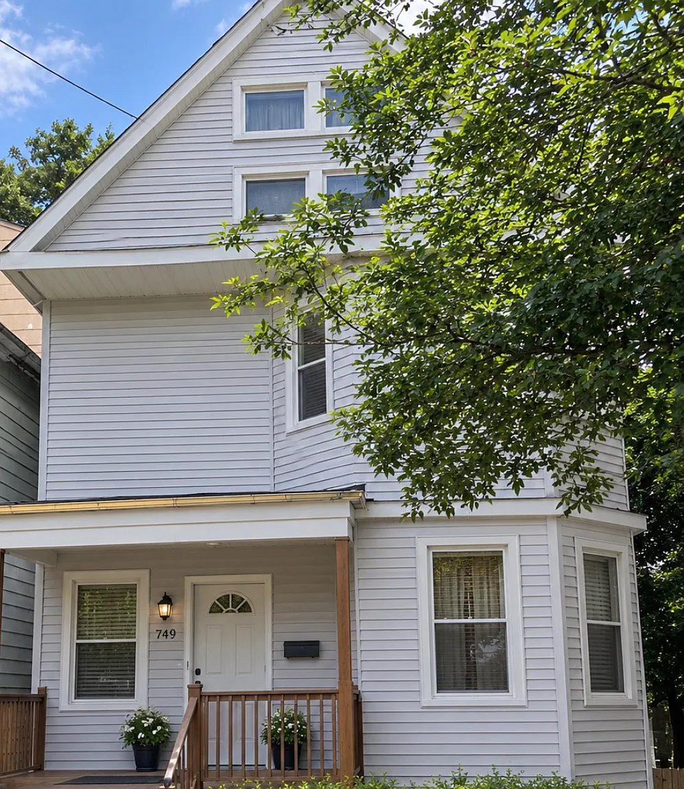 3 bed, $2,100 — Photo 1