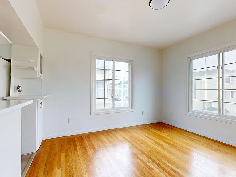 2337 Judah St — Photo 3
