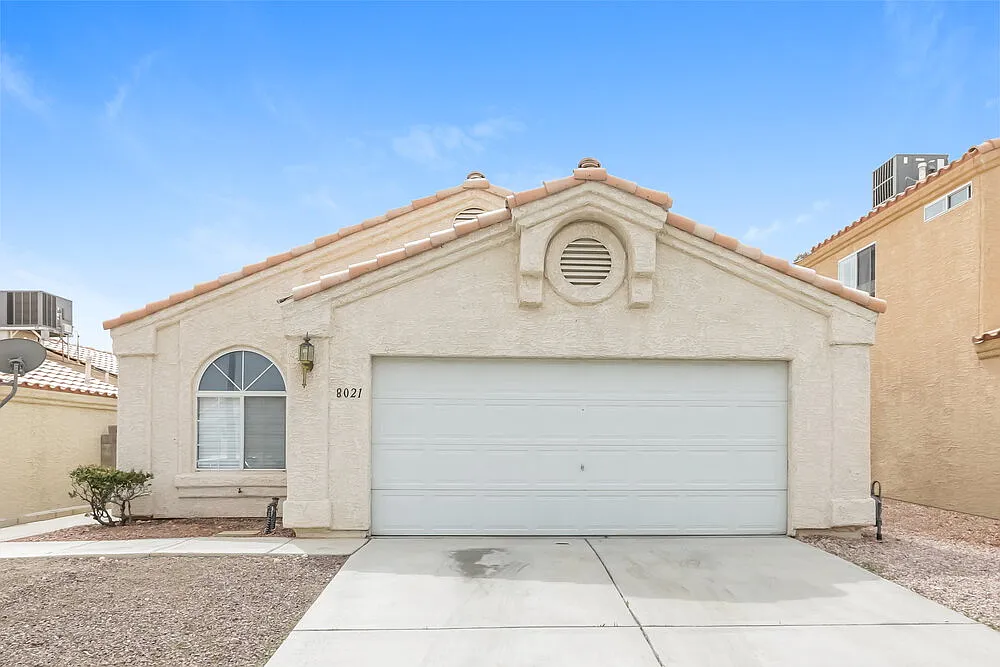 3 bed, 2.0 bath, 1322 sqft, $2,290 — Photo 1