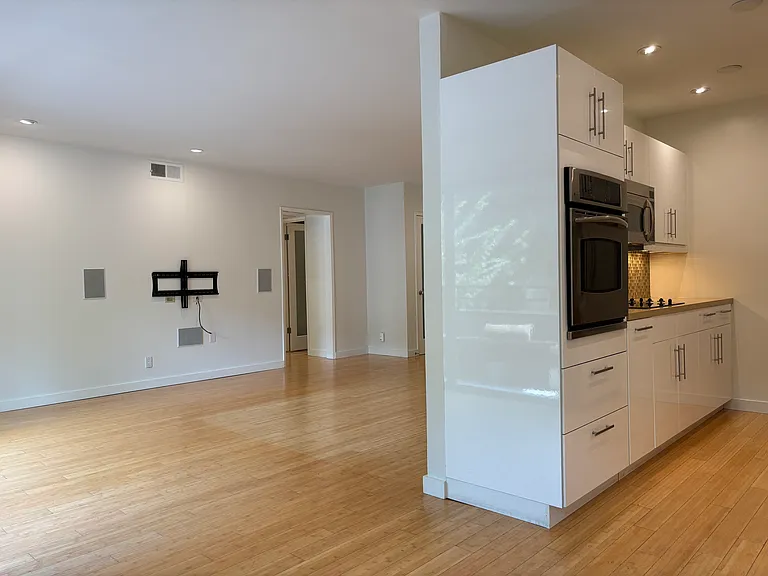 1250 N Kings Rd #301 — Photo 2