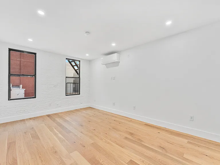32 Spring St #5 — Photo 2