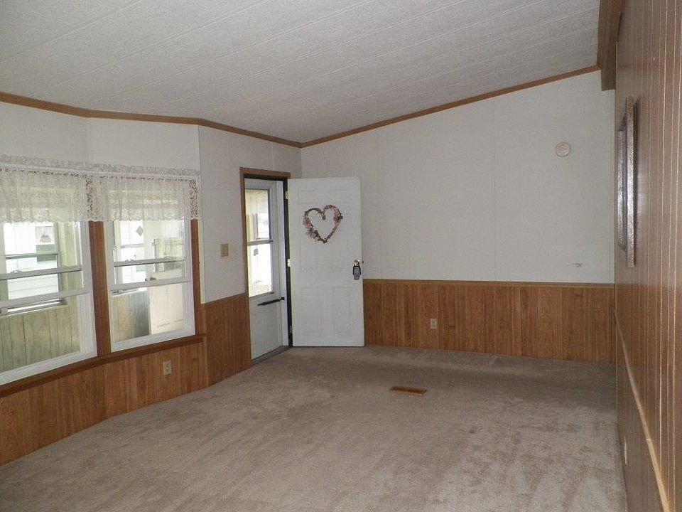 2nd image of 607 Robin Pl
