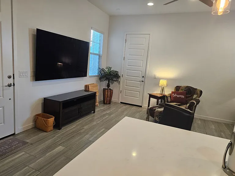 9415 S 39th Dr — Photo 3