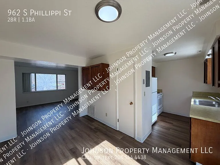 962 S Phillippi St — Photo 5