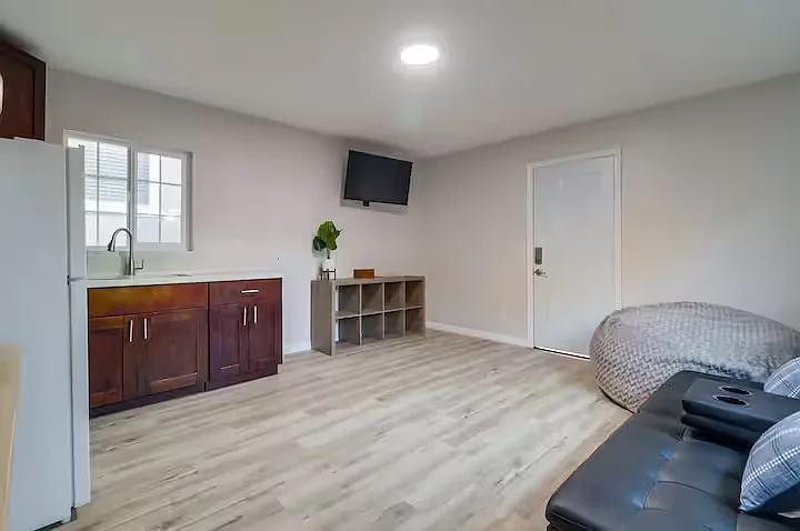 5 bed, 1500 sqft, $1,600 — Photo 2