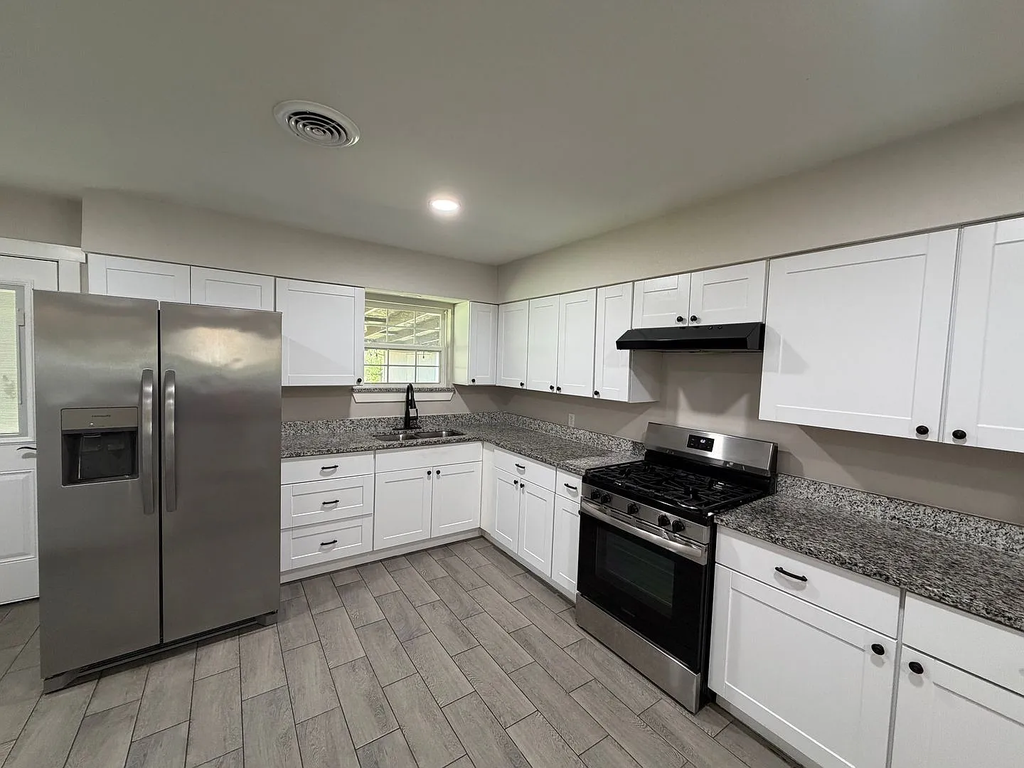 Beautifully remodeled 3bedroom, 2bath — Photo 4
