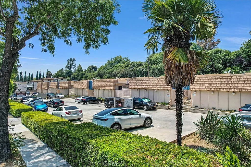 2 bed, 700 sqft, $2,500 — Photo 1