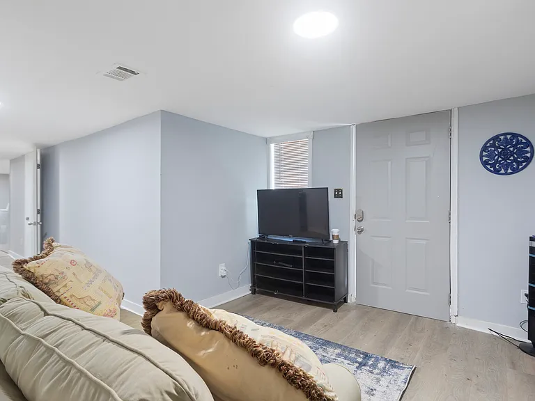 537 W Lake Ave NW #B — Photo 5