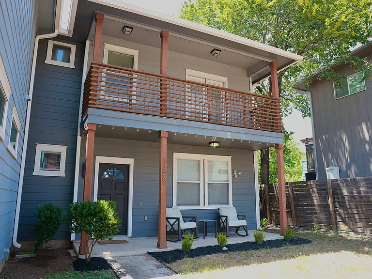 1306 Chicon St — Photo 2