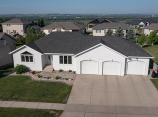 3026 Clairmont Rd, Bismarck, ND 58503
