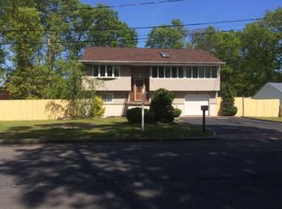 69 Somerset Pl, Deer Park, NY 11729