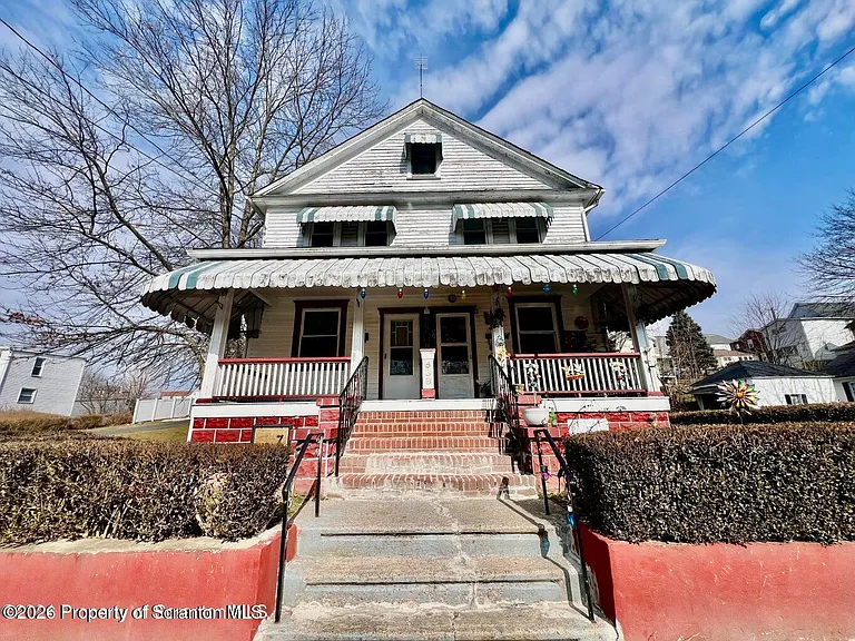 637 E Elm St — Photo 10