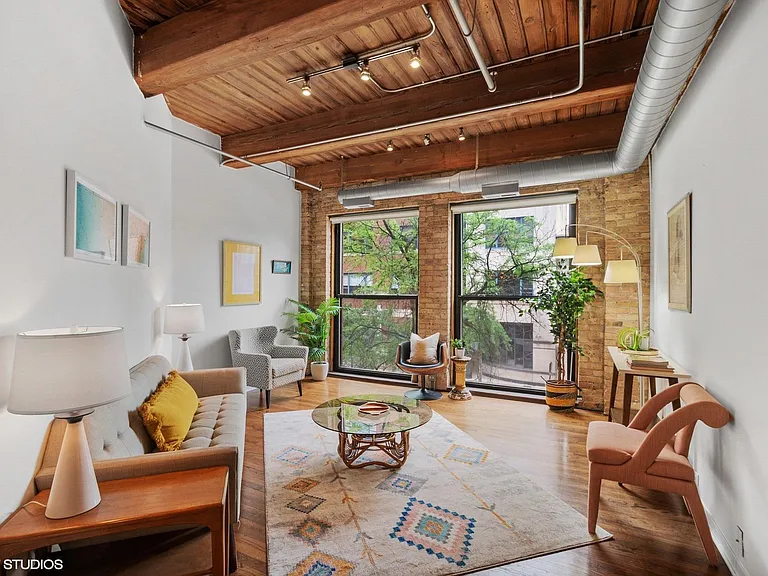 225 W Huron St #207 — Photo 2