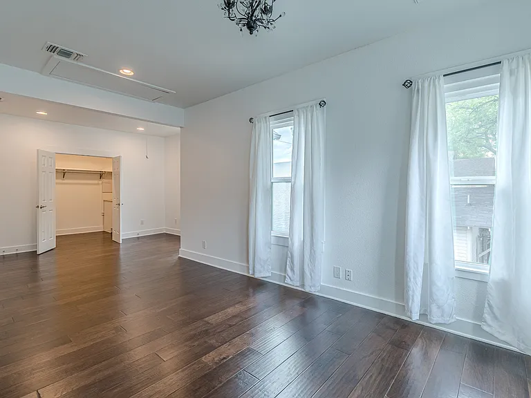 311 W Mistletoe Ave — Photo 29