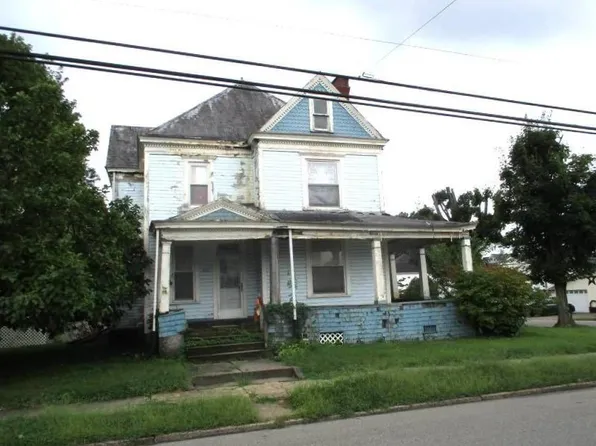 1201 4th St, Moundsville, WV 26041