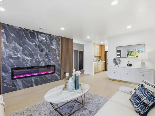 1913 W Middlefield Rd, Mountain View, CA 94043
