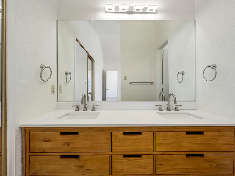 2136 Pioneer Ave — Photo 6