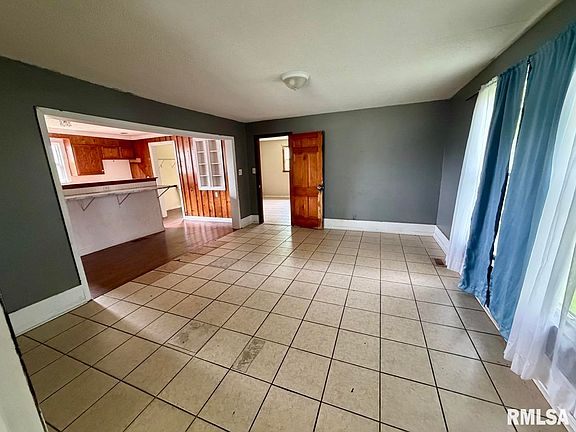 4th image of 105 E Spring St