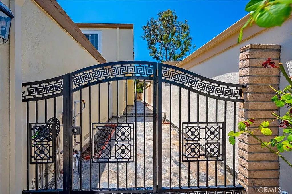 4 bed, 2.5 bath, 2380 sqft, $6,200 — Photo 3