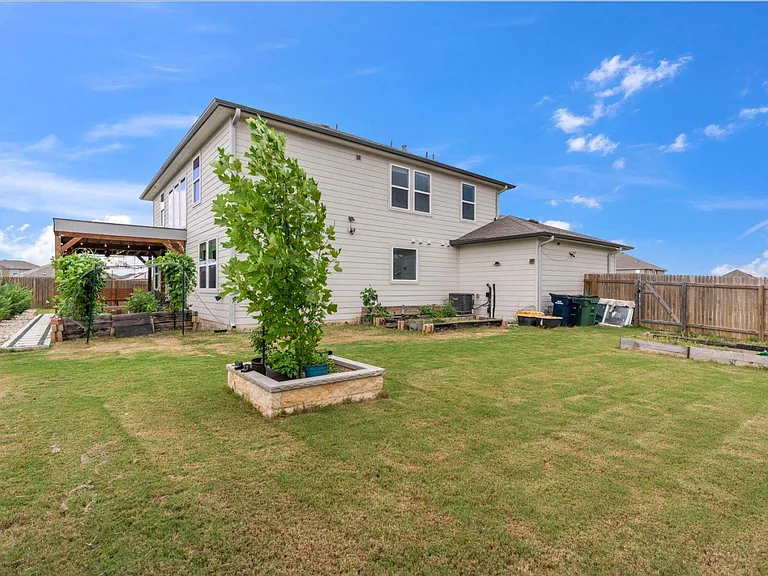 223 Balsam St — Photo 33