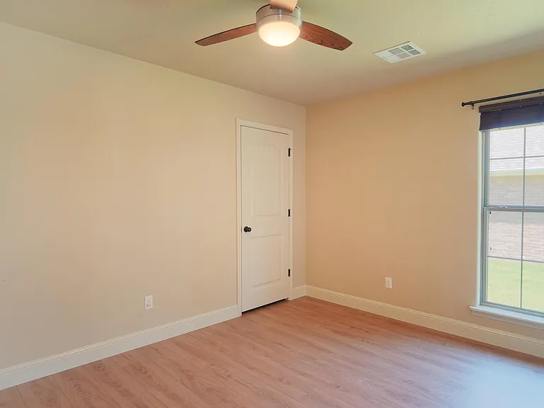 1021 Chesterfield Dr — Photo 3