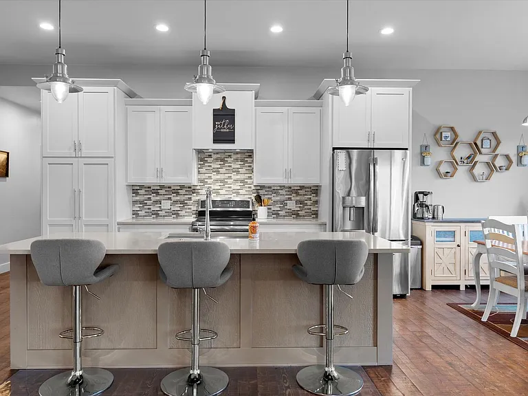 1015 Riparian Dr — Photo 8