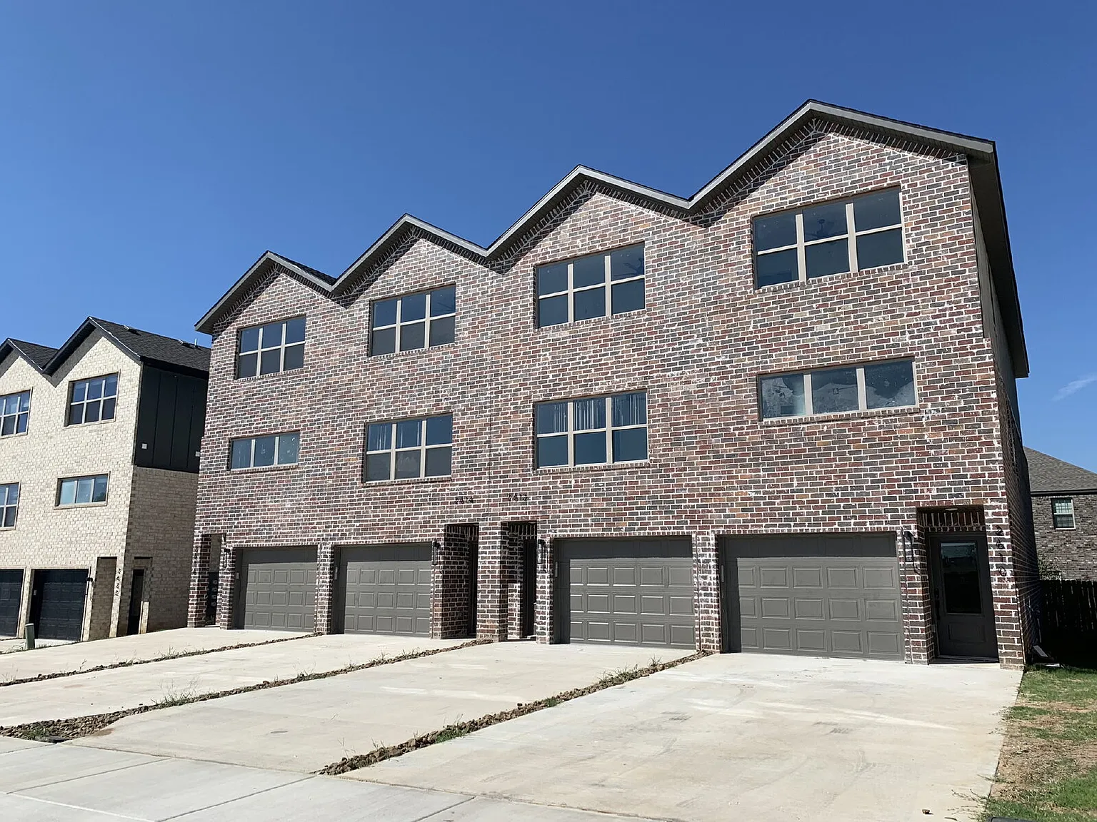3 bed, 2.5 bath, 1900 sqft, $1,895 — Photo 2