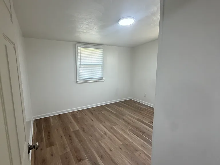 555 Dearborn Ave — Photo 10