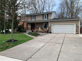 18 Chasewood Ln, East Amherst, NY 14051