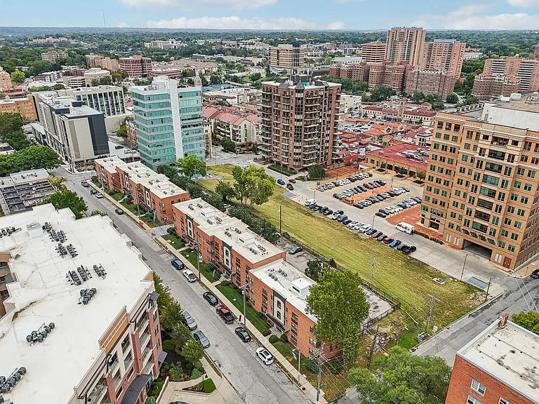 Broadway 46 Apartments — Photo 24