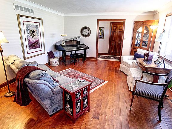 3rd image of 523 Canterbury Dr