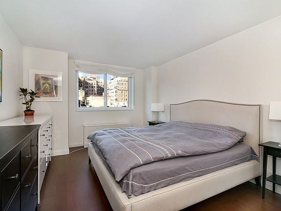 4th image of 200 E 94th St APT 702