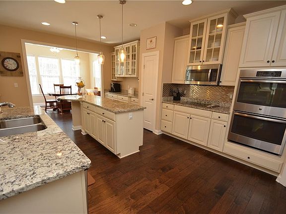 3rd image of 7 Whitley Ct