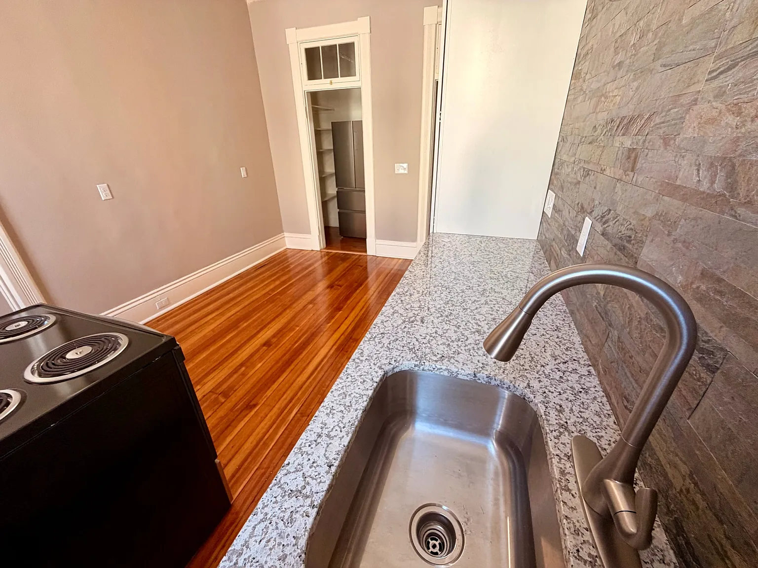 3 bed, 983 sqft, $3,975 — Photo 4
