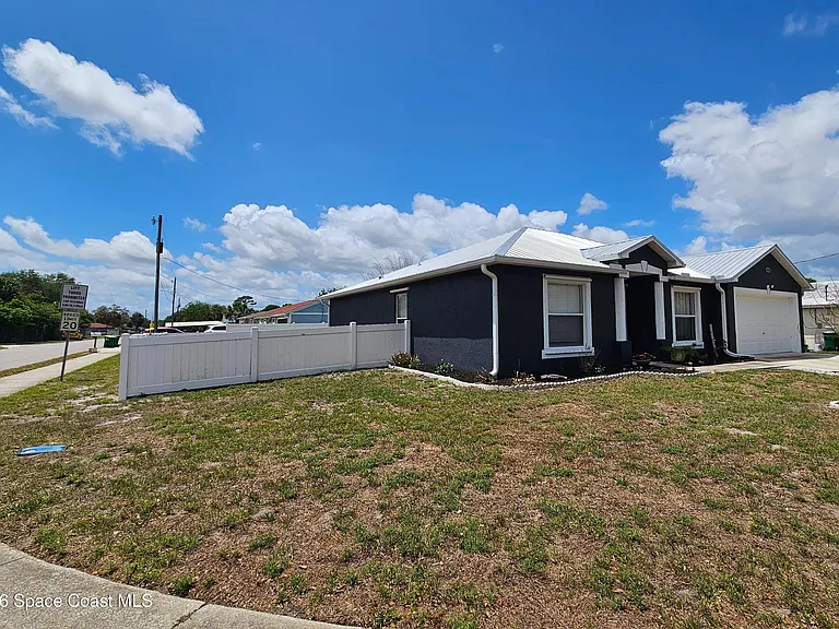 4855 Balfern St — Photo 26