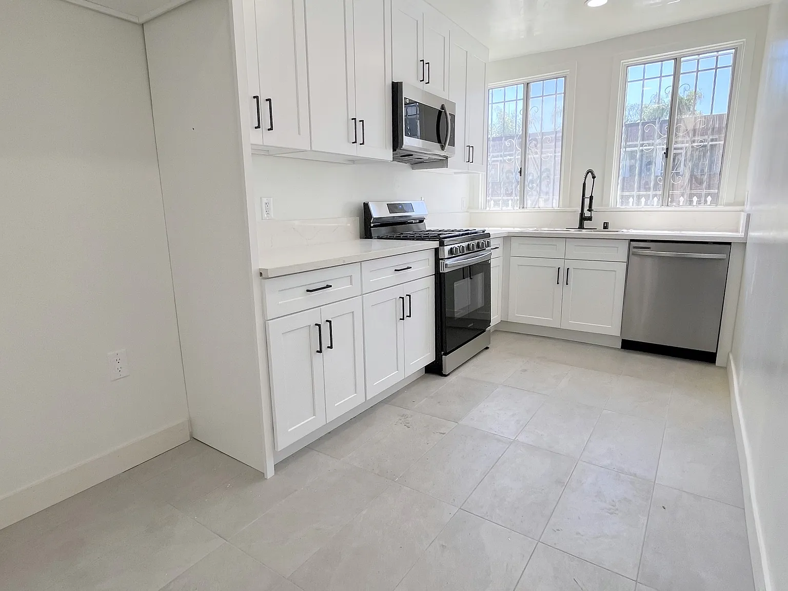 3 bed, 3295 sqft, $3,295 — Photo 3